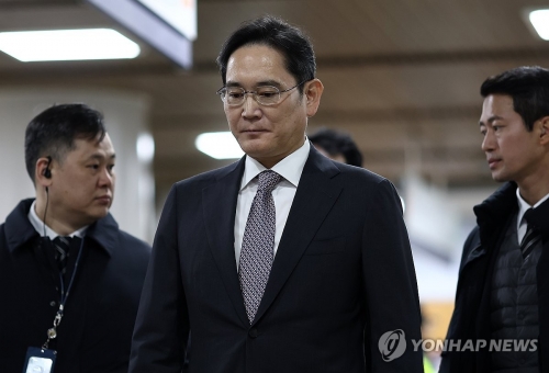 이재용 삼성전자 회장이 지난해 12월 25일 오후 서초구 서울고법에서 열린 삼성 부당 합병 혐의 관련 2심 결심 공판에 출석하고 있다.