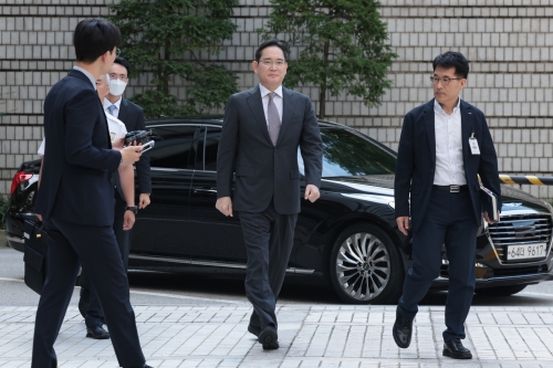 이재용 삼성전자 회장이 30일 서초구 서울중앙지방법원에서 열린 부당 합병·회계 부정 혐의 관련 2심 1회 공판에 출석하기 위해 법정으로 향하고 있다. 사진=연합뉴스