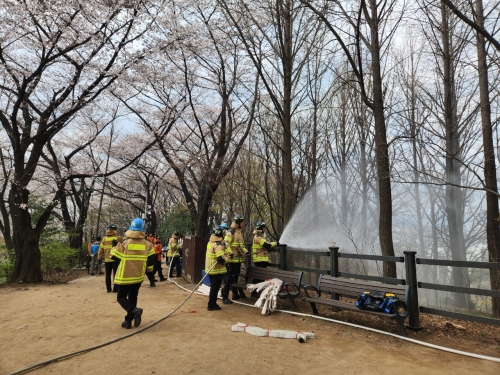 ▲ 지난해 성동구 매봉산에서 실시한 합동 산불 진화 훈련 모습 [사진= 성동구 제공]