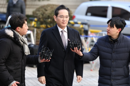 이재용 삼성전자 회장이 3일 오후 서초구 서울고법에서 열린 부당 합병·회계 부정 혐의 항소심 선고 공판에 출석하고 있다.