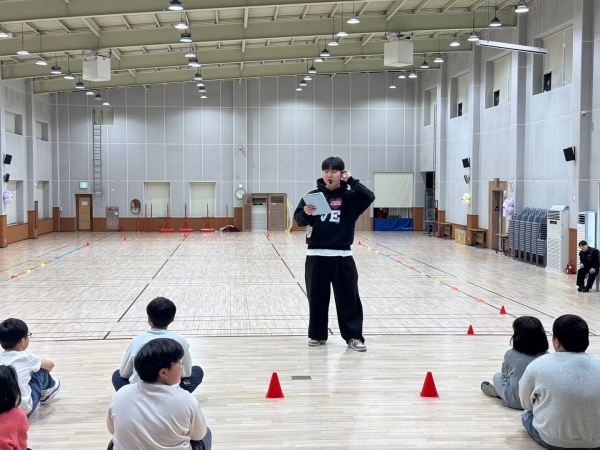 '봉사기관차 팀'이 지역 아동을 대상으로 문화체육활동을 펼치고 있다.(사진제공=인하대학교)