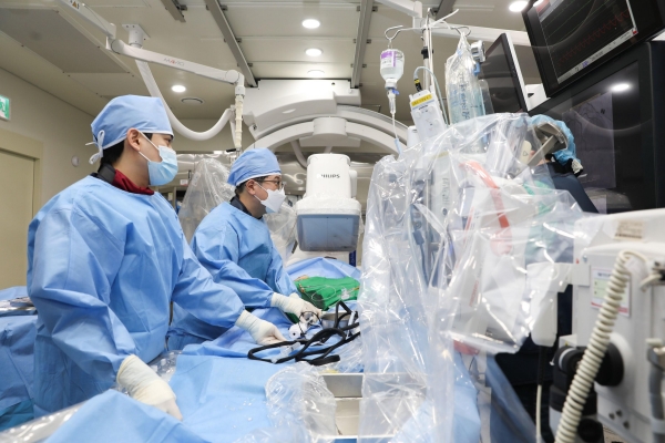회전죽종절제술로 관상동맥 죽종 환자를 치료하고 있는 한림대학교동탄성심병원 순환기내과 천대영 교수(왼쪽에서 두 번째)