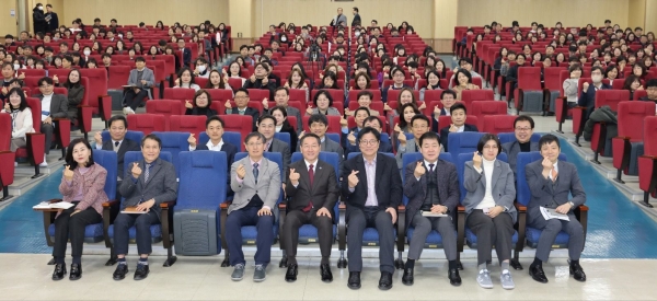 인천시교육청(교육감 도성훈)은 3일 전 직원이 참여하는 월례 행복소통만남회의에 유정복 인천시장을 초청해 특강을 개최했다.