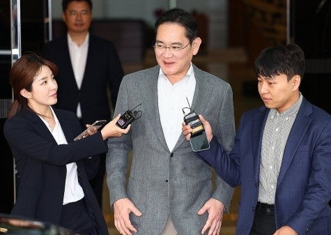 이재용 삼성전자 회장이 지난해 5월 3일 유럽 출장을 마치고 서울 강서구 서울김포비즈니스항공센터(SGBAC)를 통해 귀국하고 있다. 사진=연합뉴스