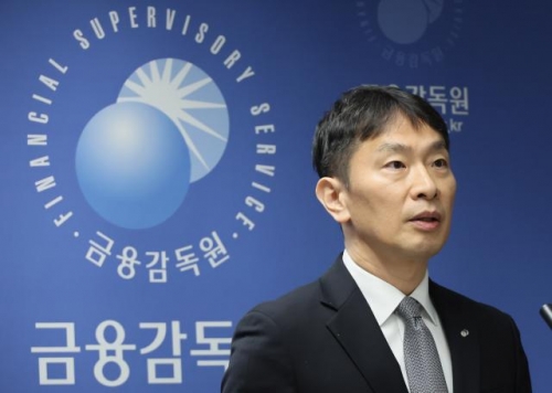 이복현 금감원장이 4일 서울 여의도 금융감독원에서 열린 2024년 금융지주·은행 등 주요 검사결과 관련 브리핑에서 모두 발언하고 있다.[사진=연합뉴스]