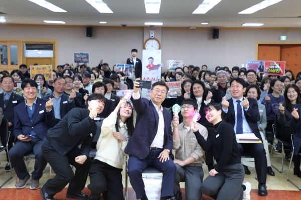 신상진 성남시장은 4일 중원구청을 연두 방문해 직원들과 소통 시간을 가졌다.