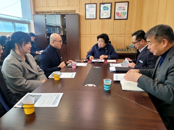 경기도교육청교육연수원(원장 심한수)과 이천시(시장 김경희), 장호원읍 행정복지센터(읍장 남해원)가 4일 이천시 남부시장실에서 '상호 협력을 위한 간담회'를 가졌다.
