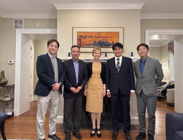 (왼쪽부터) 이상원 교수(인천대), Mark Chang 메릴랜드주 주 하원의원, 노라 뎀라이트너 세인트존스대 총장, 이용화 교수(인천대), 황승현 교수(인천대)