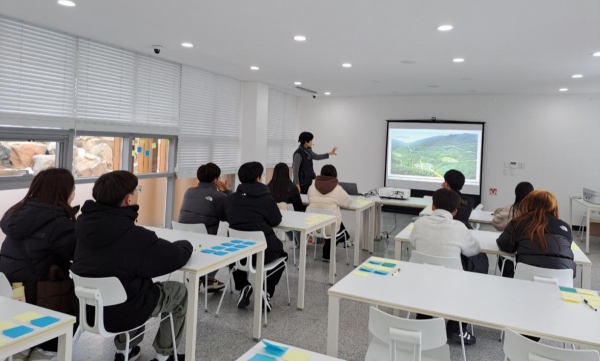4일 국립기억의숲에서 청소년 대상 체험프로그램을 운영하고 있다. (사진제공=한국수목장문화진흥재단 국립기억의숲)
