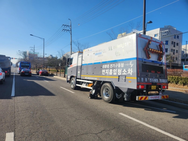 먼지흡입청소차량이 도로 청소 중인 모습(사진제공=인천시)