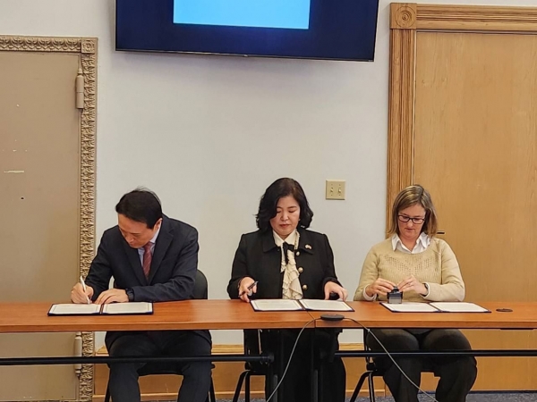 임태희 교육감은 6일(현지 시각) 미국 워싱턴주 교육청을 방문, 미국 교육 관계자들에게 경기도교육청의 규모와 역할, 그리고 '학교, 경기공유학교, 경기온라인학교'로 구성된 경기미래교육 플랫폼을 통한 공교육의 확장을 설명했다.