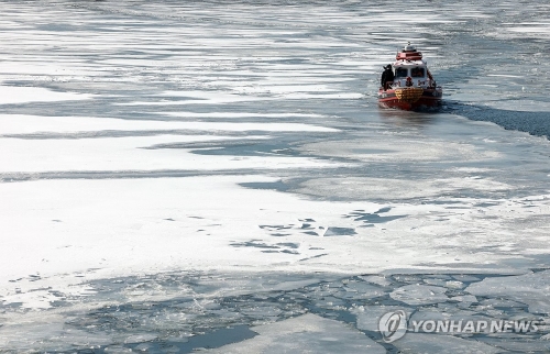극심한 한파에 폭설까지 이어진 7일 서울 강동구 119특수구조단 광나루수난구조대 소속 대원들이 쇄빙 작업을 하고 있다.