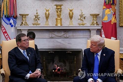 트럼프 대통령(오른쪽)과 이시바 시게루 일본 총리가 7일(현지시간) 백악관에서 열린 미일정상회담에서 대화를 나누고 있다.