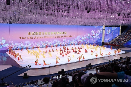 7일 중국 하얼빈 국제 컨벤션 전시 스포츠센터에서 제9회 하얼빈 동계아시안게임 개회식 식전공연이 펼쳐지고 있다.