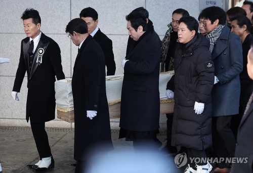 9일 서울 종로구 서울대병원 장례식장에서 가수 송대관의 발인이 진행되고 있다.