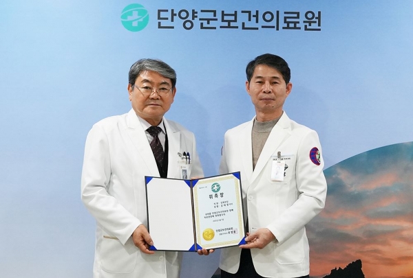 최병용 원장(좌측)과 김태영 박사(우측)가 기념촬용하고 있다.
