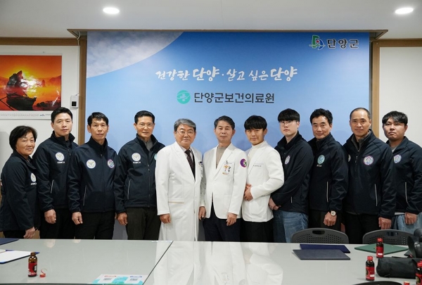 단양군보건의료원과 함께 봉사활동을 마치고 원장실에서 한국스포츠마사지자격협회 봉사팀원들이 기념촬영하고 있다.