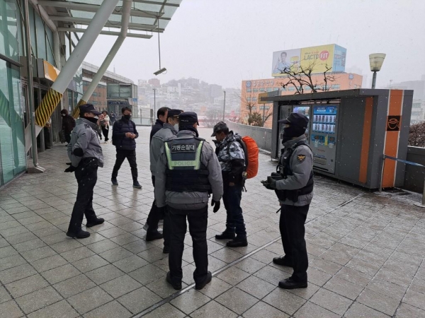 코레일테크와 경찰이 서울역에서 안전 순찰을 실시하고 있다.