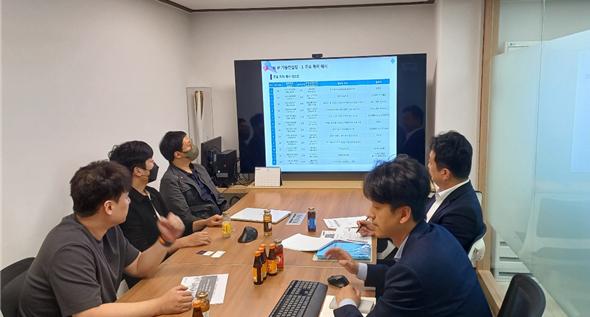 한국발명진흥회 강원지부 관계자들과 사업 참여 기업이 IP나래 프로그램 관련 컨설팅을 진행하고 있다.
