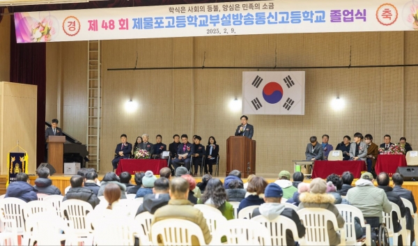 도성훈 인천시교육감은 지난 8일 구월여자중학교부설방송통신중학교 제7회 졸업식과 9일 제물포고등학교부설방송통신고등학교 제48회 졸업식에 참석하여 졸업생들의 졸업을 축하했다.
