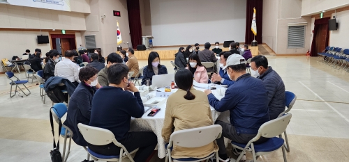 ▲ 성동구 주민배심원이 민선8기 공약 평가를 위해 분임별 회의를 하는 모습. [사진= 성동구 제공]