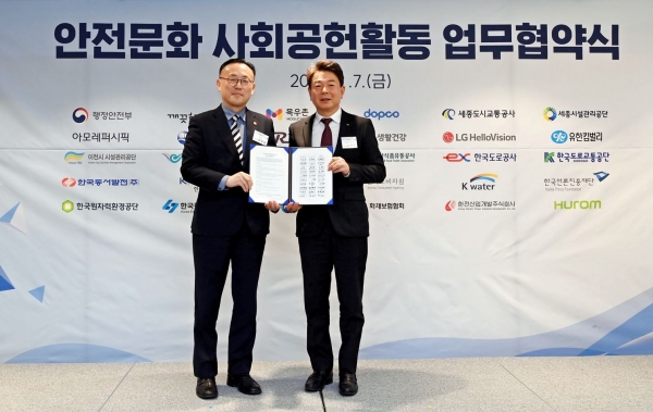 aT-행정안전부 업무협약 체결 모습. aT 김창국 부사장(오른쪽), 이한경 행정안전부 재난안전관리본부장(왼쪽)