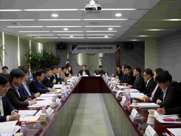 강경성 KOTRA 사장(왼쪽에서 다섯 번째)이 11일 중국 베이징에서 '2025 중국지역 무역투자확대전략회의'를 개최하고 있다.