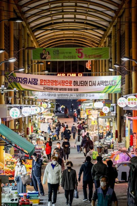 지난해 간석자유시장은 '레트로 감성'의 테마 거리를 조성하고 노맥축제 등을 통해 방문객 수를 대폭 증가시켰다.(사진제공=인천시)