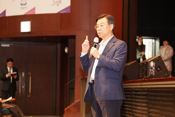 신상진 성남시장은 12일 대학생들의 진로탐색과 행정업무 이해를 위한 '2025 동계 대학생 지방행정체험 연수' 역량교육에 참석해 연수생들을 격려했다.