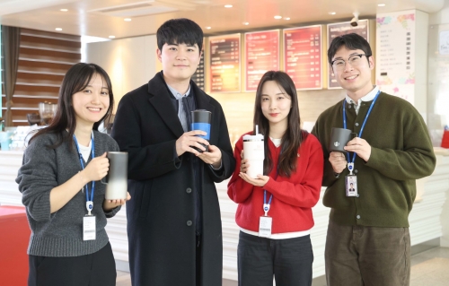 ▲ 일회용 플라스틱 컵 제로존_사내 카페에서 텀블러를 사용하는 직원들. [사진= 한국마사회 제공]