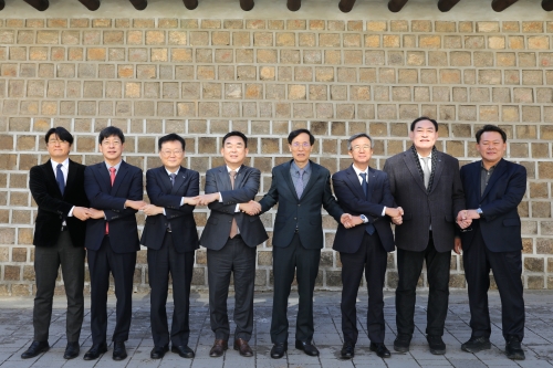 최철규 강원랜드 대표이사 직무대행(왼쪽에서 네번째),심오택 사행산업통합감독위원회 위원장(다섯번째), 사행산업 기관장들이 신년 하례회에 참석했다.