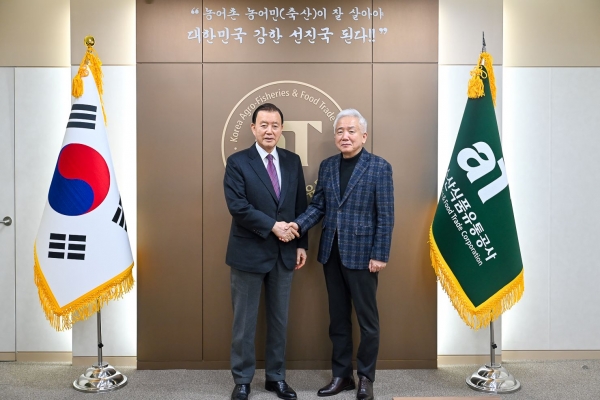 홍문표 aT 사장-재외동포청 이상덕 청장 간담회 기념촬영 모습-홍문표 aT 사장(왼쪽), 이상덕 재외동포청 청장(오른쪽)