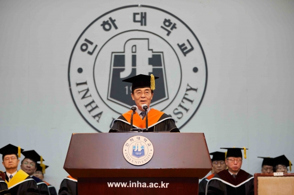 14일 인하대 본관 대강당에서 열린 2025년 2월 학위수여식에서 조명우 총장이 축사를 하고 있다.