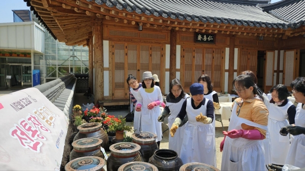2024년 전통장담그기 행사 모습(사진제공=인천시)
