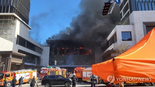 14일 부산 기장군 반얀트리 호텔 신축공사장에서 불이 나고 있다