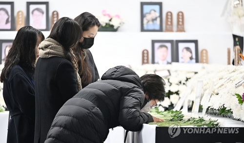 제주항공 여객기 참사 49일째인 15일 오전 전남 무안국제공항 분향소에서 열린 49재 합동위령제에서 유족들이 오열하고 있다.