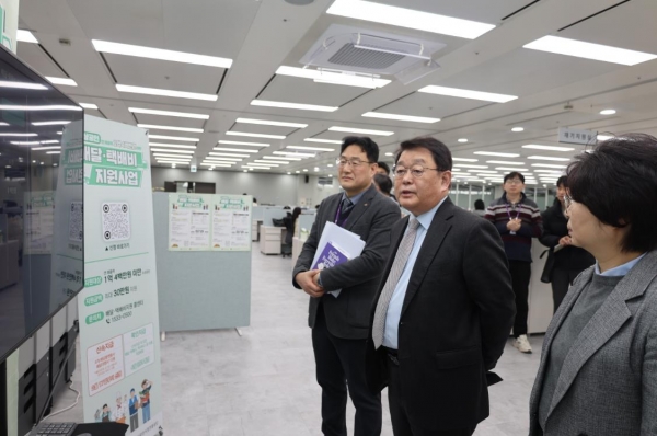 17일 박성효 소상공인시장진흥공단 이사장(가운데)이 소상공인 배달·택배비 지원 접수 첫날을 맞아 공단 대전 본부에 설치된 상황실에서 현황을 점검했다.