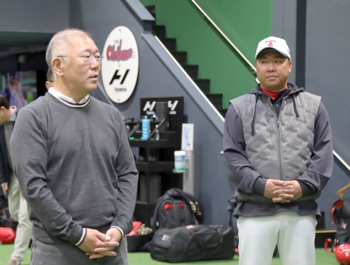 (왼쪽부터)정의선 현대차 회장, 이범호 KIA 타이거즈 감독.