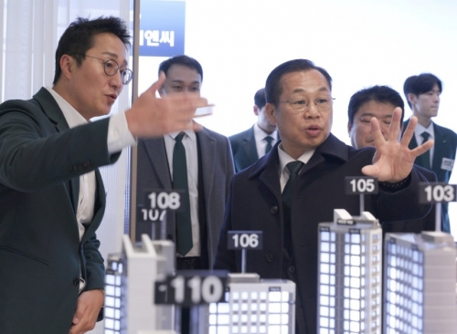 정희민 포스코이앤씨 대표(중앙)가 지난 4일 경기 성남 은행주공 아파트 재건축 현장을 둘러보고 있다.[포스코이앤씨]