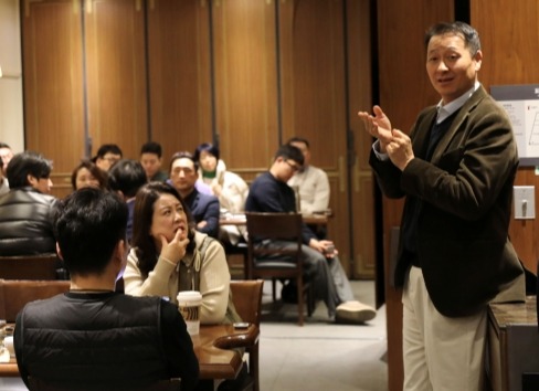 송호섭 다이닝브랜즈 대표(오른쪽)는 지난 5일 수도권 가맹점주협의회와 간담회 자리에서 자사앱, E쿠폰, 매장 활성화 등을 약속했다. [사진 = 다이닝브랜즈그룹]