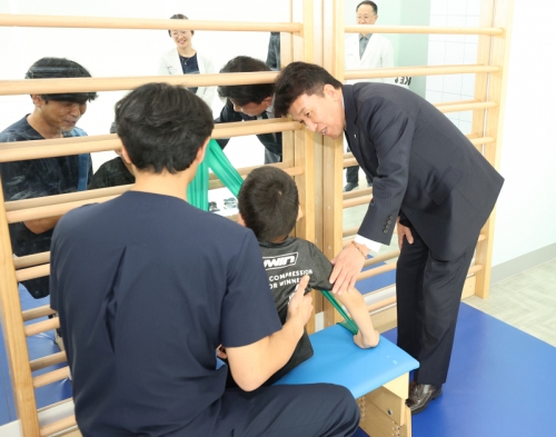 함영주 회장(사진 왼쪽)이 장애ㆍ아동 청소년을 위한 재활 보조기구를 살펴보고 있다. [사진=하나금융]