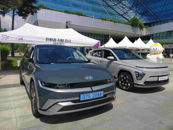 지난해 시청 광장서 열린 친환경 차량 전시 행사 때 선보인 전기 승용차(사진제공=성남시)
