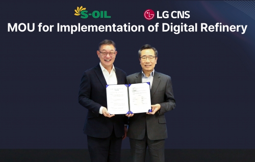 ▲ 에쓰오일 박봉수 운영총괄 사장(오른쪽)이 LG CNS CEO 현신균 사장(왼쪽)과 업무협약식에서 기념사진을 촬영하고 있다. [사진= S-OIL 제공]