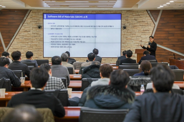 한전KDN(사장 박상형)은 지난 13일 나주 혁신도시 소재 본사 3층 다목적실에서 국가 보안체계에 대한 '2025년도 정보보안 기술 세미나'를 개최했다.
