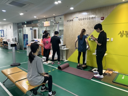 ▲ '성동체력인증센터'에서 주민들이 체력측정을 하는 모습 [사진= 성동구 제공]