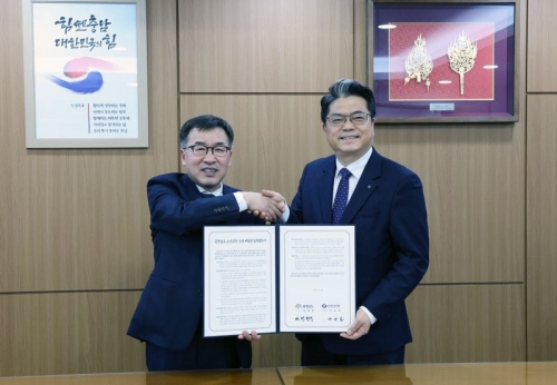 지난 19일 충청남도 홍성군 충청남도청에서 충청남도와 공공배달앱 서비스 운영을 위한 업무협약을 체결하고 신한은행 영업추진3그룹 양군길 부행장(오른쪽)과 충청남도 전형식 정무부지사가 기념촬영을 하고 있다. [사진=신한은행]