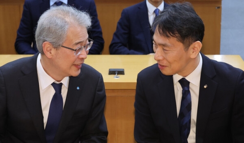 이복현 금융감독원장과 임종룡 우리금융그룹 회장이 지난 13일 서울 한국금융연수원에서 열린 사외이사 양성 및 역량 강화 업무협약식에서 대화하고 있다. [사진=연합뉴스]