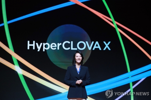 최수연 네이버 대표이사가 '하이퍼클로바X'를 소개하는 모습.