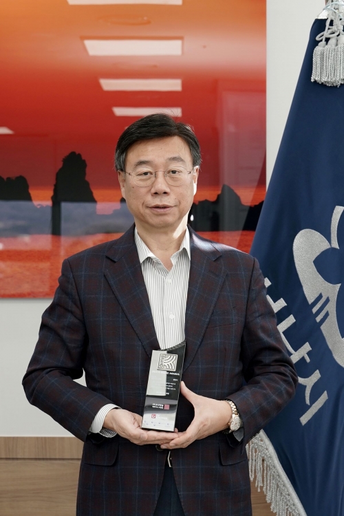 성남시(시장 신상진)는 19일 서울 더플라자호텔 그랜드볼룸에서 열린 '2025 K브랜드 어워즈' 시상식에서 행정혁신도시 부문을 수상했다.