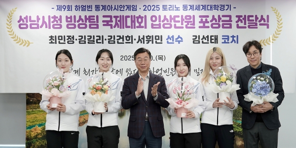 (왼쪽부터) 서휘민, 최민정 선수, 신상진 성남시장, 김길리, 김건희 선수, 김선태 코치